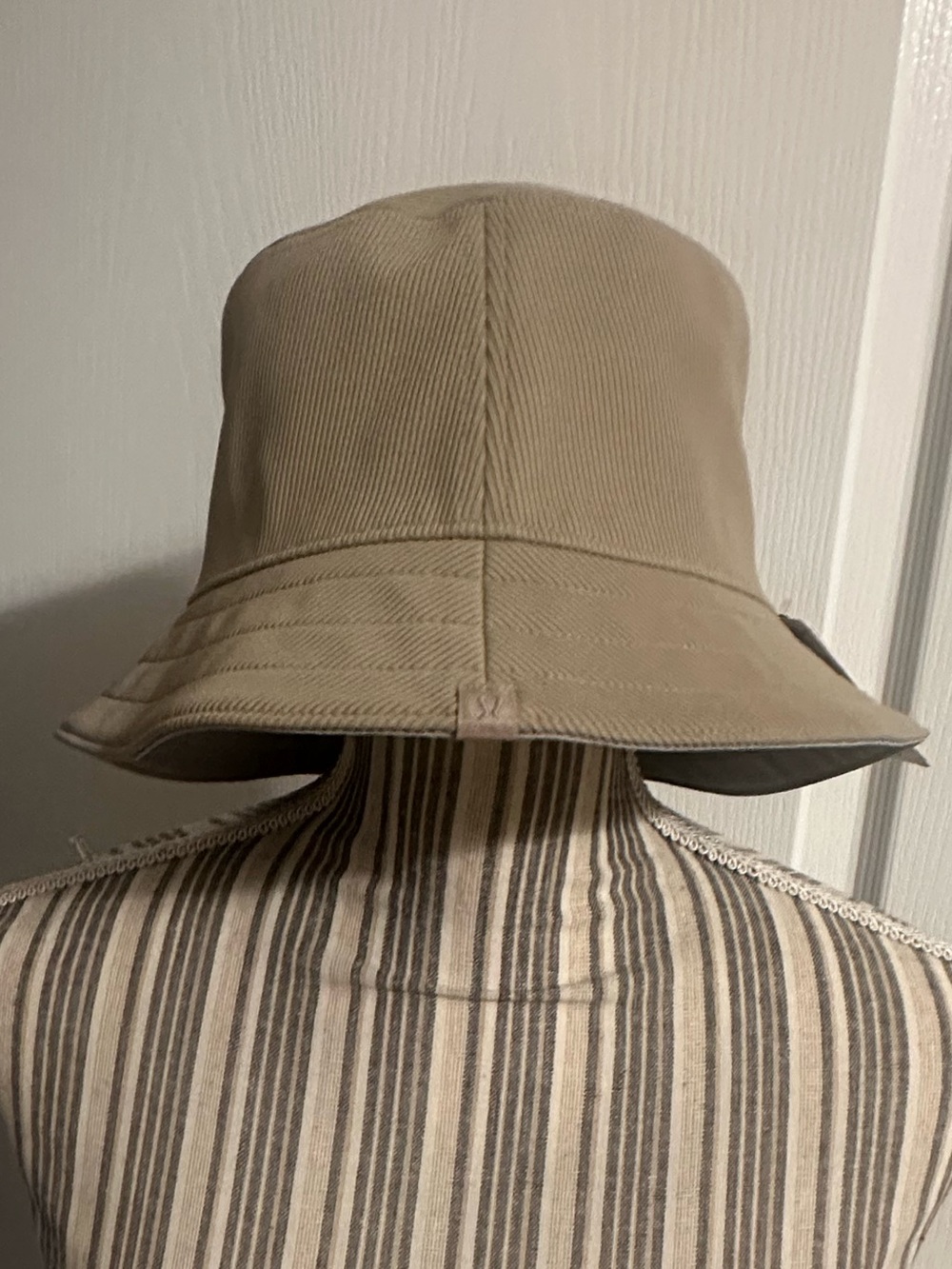 Lululemon REVERSIBLE Ribbed Bucket Hat - Picture 2 of 9